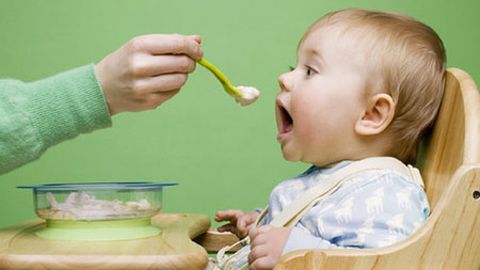 六个月的宝宝怎么添加辅食？---千米饮食网(www.kmysw.com)